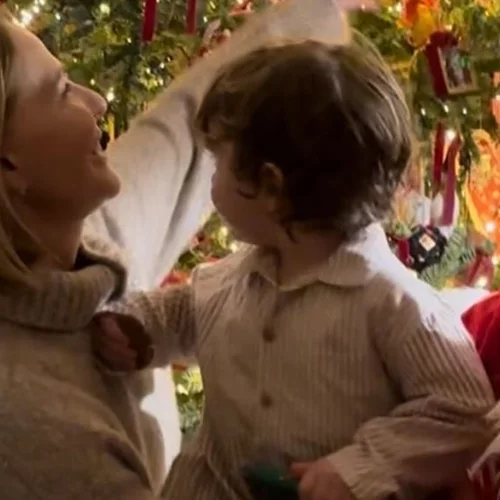 Η Τζένη Μπαλατσινού με τον 4χρονο γιο της στην κουζίνα | Τα χριστουγεννιάτικα κουλουράκια που έφτιαξαν