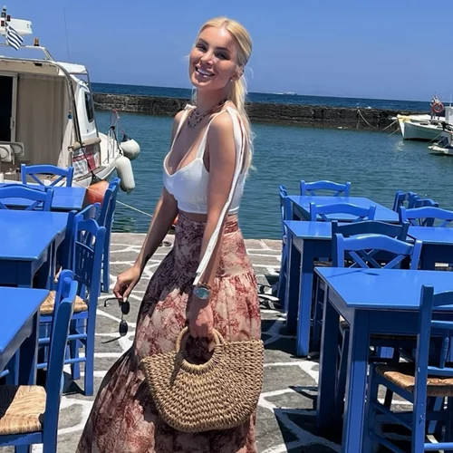 Η Κατερίνα Καινούργιου με τη φούστα από την Pink Woman που χρειάζεσαι στη βαλίτσα των διακοπών