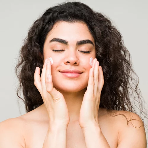 Θες κάλυψη και αντηλιακή προστασία ταυτόχρονα; Τα αντηλιακά προσώπου με χρώμα που κάνουν ακριβώς αυτό