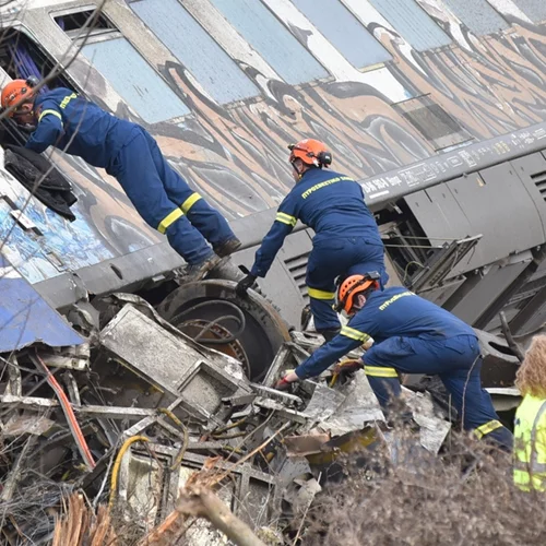 "Στάχτες πήρα και αποκαΐδια. Να αναγνωρίσω μια στάχτη;" Η τραγική μητέρα που έχασε το 5χρονο παιδί της και τον σύζυγό της στα Τέμπη