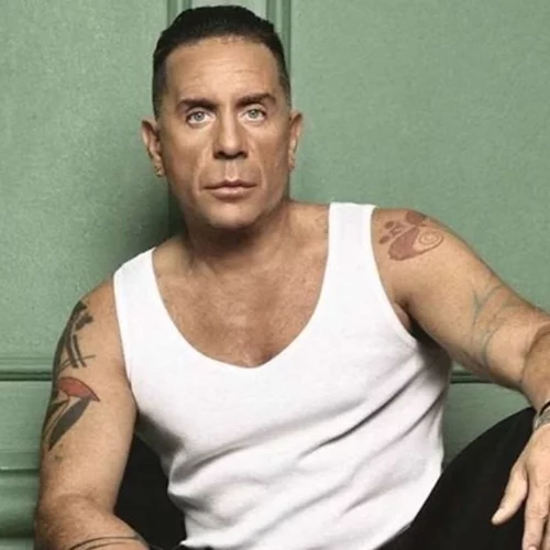 Γιώργος Μαζωνάκης: "Με τύλιξαν κυριολεκτικά σε μια κόλα χαρτί πρόσωπα του στενού μου οικογενειακού περιβάλλοντος"