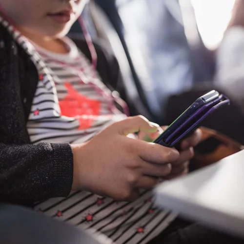 4 τρόποι για να προστατέψεις το παιδί σου από τα social media