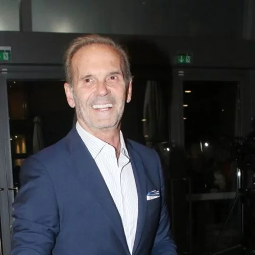 Movie night για τον Πέτρο Κωστόπουλο στο σπίτι του | Χαλαρώνει στον καναπέ του