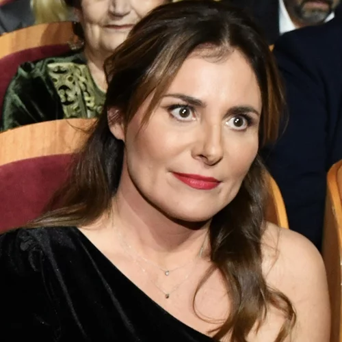 Η Μπέττυ Μπαζιάνα με βελούδινη one shoulder ολόσωμη φόρμα σε σπάνια εμφάνιση