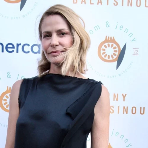 Τζένη Μπαλατσινού | Συνδύασε το μαύρο φόρεμα της με παραδοσιακά παπούτσια από την Κάρπαθο