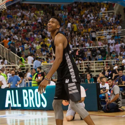 Γιάννης Αντετοκούνμπο | Ανέβασε τις πιο τρυφερές παιδικές φωτογραφίες για να ευχηθεί στον αδερφό του