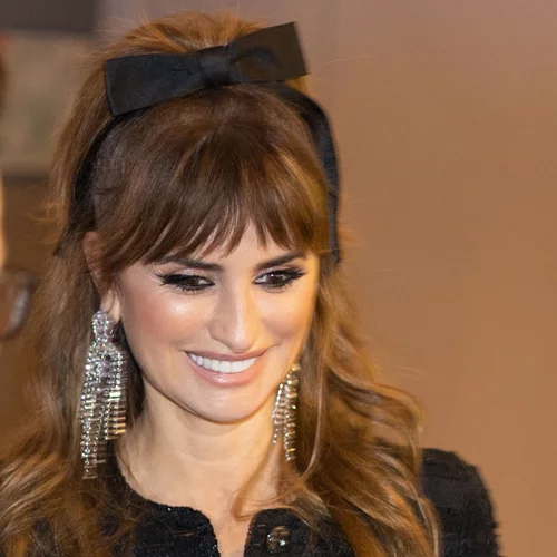 Η Penelope Cruz με το κομψό χτένισμα που αναδεικνύει τέλεια τα κοντά μαλλιά