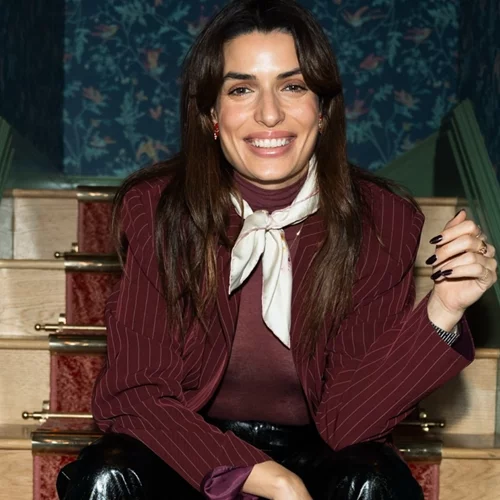 Valentine's Day | Η Τόνια Σωτηροπούλου με κόκκινο σατινέ φόρεμα και καλσόν με πουά καρδούλες