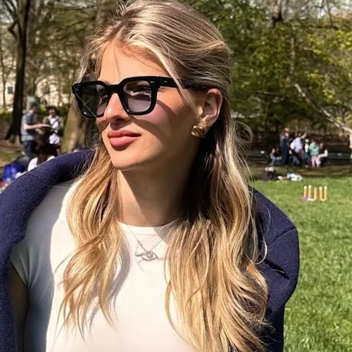 Καλλονή | Η Άννα Μαρία Ίβιτς βολτάρει στη Νέα Υόρκη με σορτς και crop top