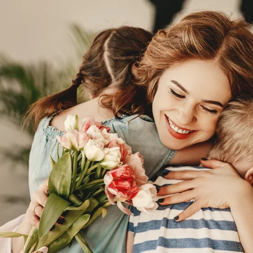 "Γιορτή της Μητέρας" | Ένα τραγούδι αφιερωμένο στην πιο σημαντική γυναίκα της ζωής μας