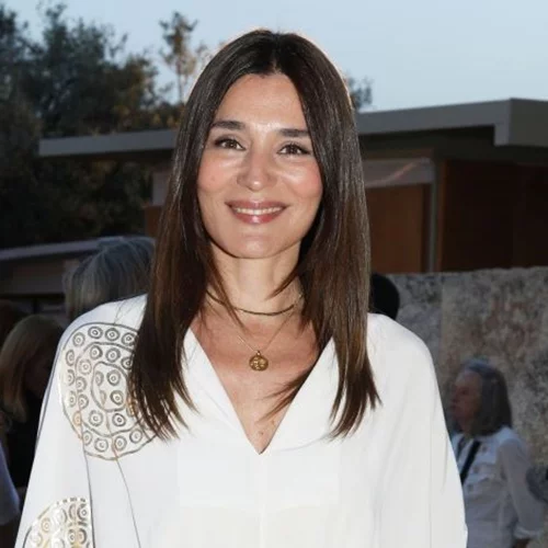 Μαρία Ναυπλιώτου | Πανέμορφη σε βάπτιση στις Σπέτσες με φόρεμα Ελληνίδας σχεδιάστριας