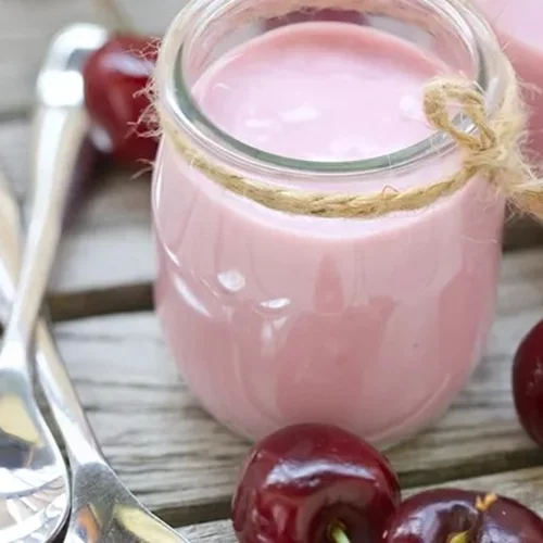 Συνταγή | Ελαφρύ γλυκό ψυγείου με ζελέ κεράσι και γιαούρτι