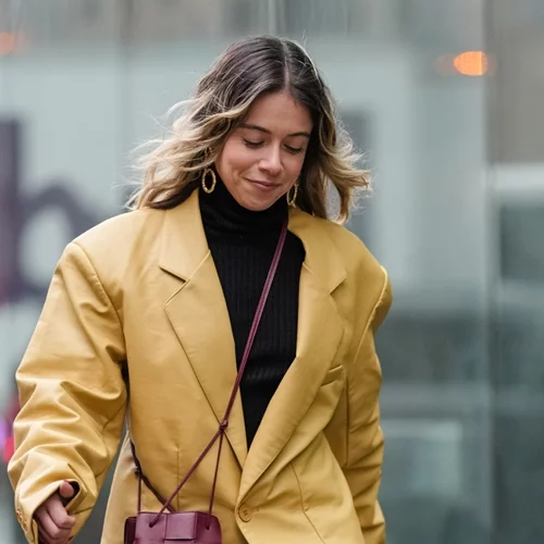 Αυτή η μπορντό τσάντα από τη Zara κοστίζει μόλις 29,95 ευρώ και είναι η καλύτερη επιλογή για τα office looks σου