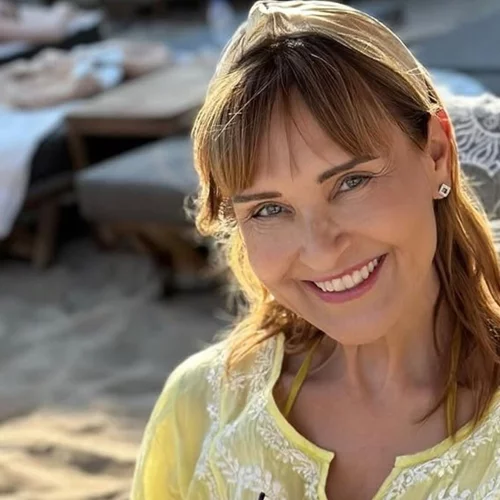 Μάρα Ζαχαρέα | Το καλοκαιρινό της μανικιούρ είναι η διαχρονική πρόταση που αναδεικνύει το μαύρισμα