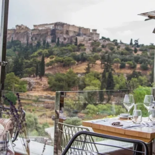 Το "Hill Athens" σερβίρει τη μοντέρνα ελληνική κουζίνα που έλειπε από το Θησείο
