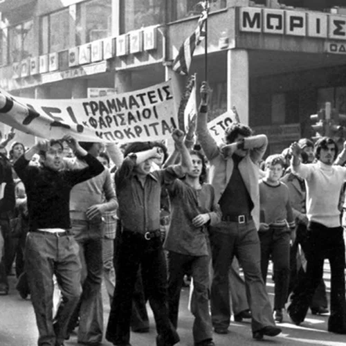 Επέτειος Πολυτεχνείου | Οι τρεις ημέρες της εξέγερσης σε τρία "κλικ" του Αριστοτέλη Σαρρηκώστα