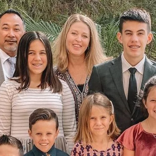 Ζευγάρι, μετά την ενηλικίωση των παιδιών του, υιοθετεί 7 αδερφάκια που έμειναν ορφανά σε τροχαίο