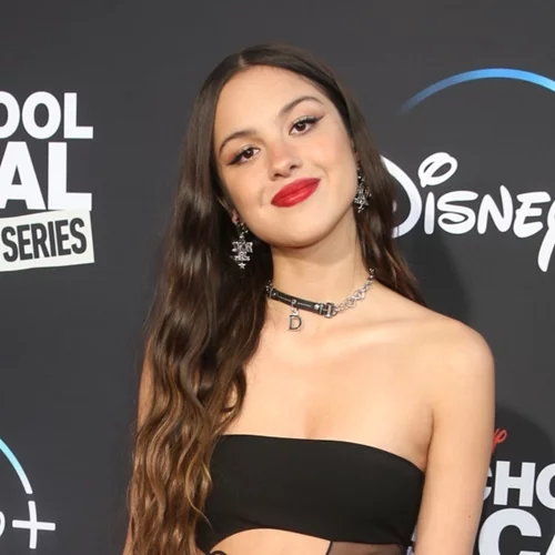Η Olivia Rodrigo φόρεσε το ιδανικό little black dress για το φοιτητικό πάρτι