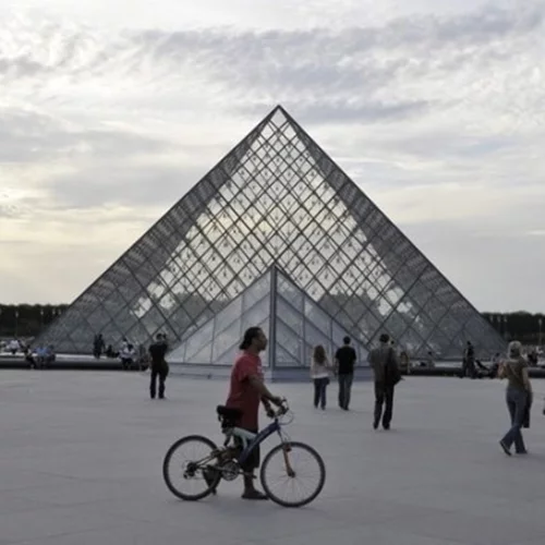 Λούβρο-Κλοπή | Οκτώ πολύτιμα αντικείμενα εκλάπησαν από ομάδα τεσσάρων ατόμων που αναζητούνται (εισαγγελέας του Παρισιού)