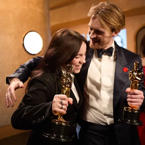 Η Billie Eilish κέρδισε ξανά Oscar και έσπασε ένα ρεκόρ