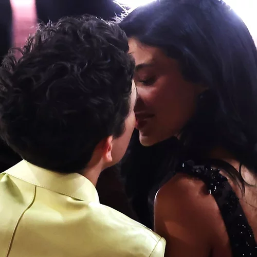 Timothée Chalamet & Kylie Jenner | Το τρυφερό φιλί τους πριν από τα Oscars 2025