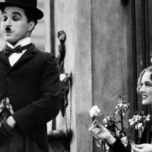Charlie Chaplin |"Δεν είμαι ακριβώς ερωτευμένος μαζί της, αλλά εκείνη είναι απόλυτα ερωτευμένη μαζί μου"