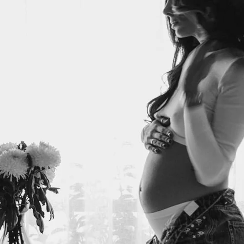 "Βόμβα" | Κάνει ηλιοθεραπεία στην 32η εβδομάδα της εγκυμοσύνη της