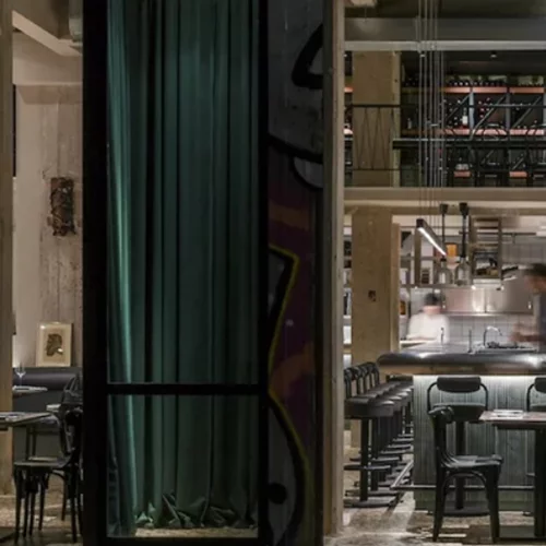 Viral πριν αυτό γίνει κουλ: Μπαρ και εστιατόρια της Αθήνας που έκαναν αμέσως σουξέ