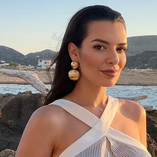 Instagram vs Reality | Η Νικολέττα Ράλλη προσπαθεί να δοκιμάσει μαγιό μαζί με την κόρη της