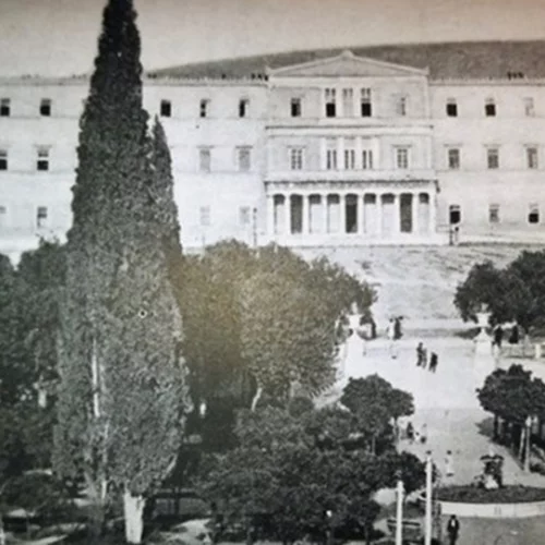 Ήθελαν να τα χτίσουν στον βράχο της Ακρόπολης | Η ιστορία των ανακτόρων που έγιναν η σημερινή Βουλή