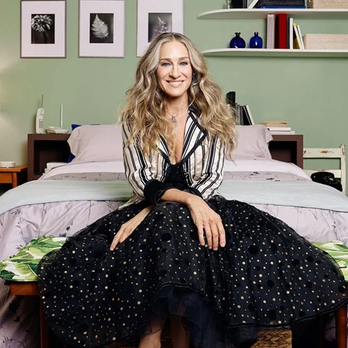 Αυτή είναι η πιο περίεργη fashion στιγμή του 2022 και έχει ως πρωταγωνίστρια την Carrie Bradshaw