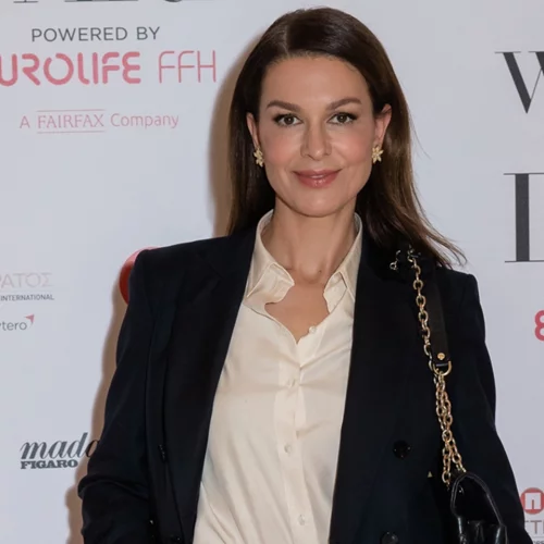 Η Τζίνα Αλιμόνου φόρεσε το τζιν παντελόνι με τον πιο chic τρόπο