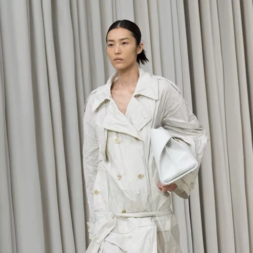 Τα τσαλακωμένα ρούχα δεν θεωρούνται πλέον faux-pas | Η νέα τάση που κάνει την καθημερινότητά μας πιο εύκολη