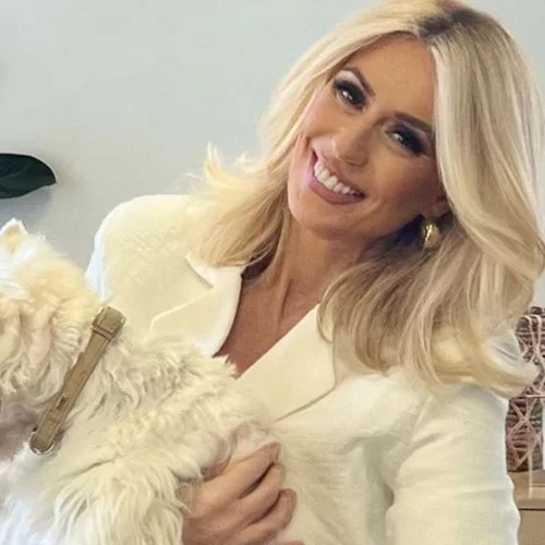 Μαρία Μπακοδήμου | Με high waist τζιν σε μία chic εμφάνιση