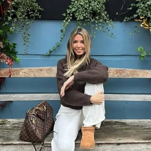 Αλεξάνδρα Νικολαΐδου | Ποζάρει στο μπάνιο του σπιτιού που μοιράζεται με τον Ντέμη Νικολαΐδη