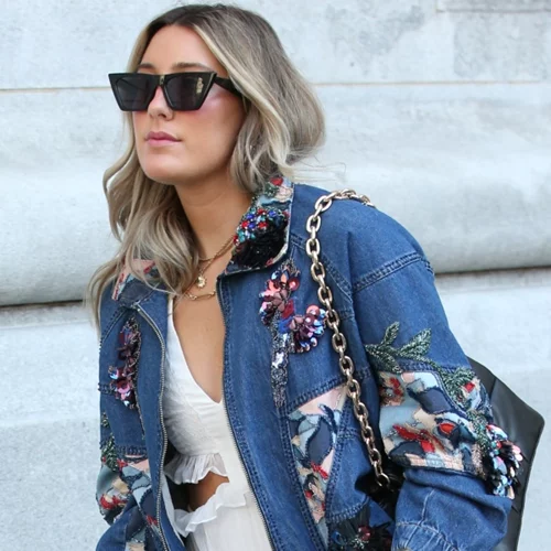 Στην ανοιξιάτικη γκαρνταρόμπα χρειαζόμαστε δύο πράγματα | Λευκά sneakers και ντένιμ τζάκετ