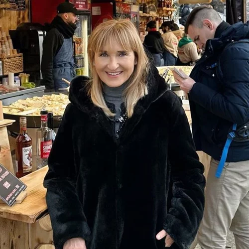 Η Μάρα Ζαχαρέα φόρεσε το τζιν παντελόνι που κολακεύει όλες τις σιλουέτες