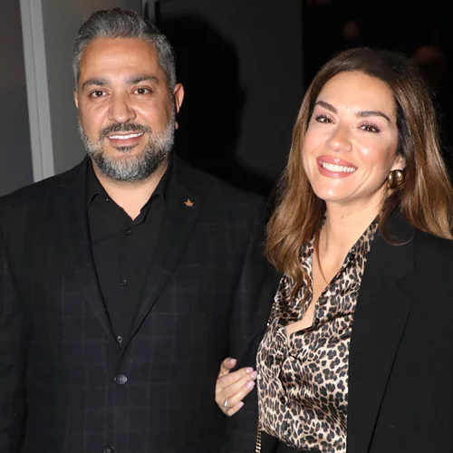 "Παντού μαζί" | Βάσω Λασκαράκη & Λευτέρης Σουλτάτος αγκαλιά σε θεατρική πρεμιέρα