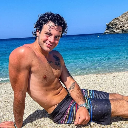 Με το μαγιό του και φόντο το απέραντο γαλάζιο | Οι νέες καλλιτεχνικές φωτογραφίες του Άγγελου Λάτσιου μάς θύμισαν ότι το καλοκαίρι είναι ακόμα εδώ