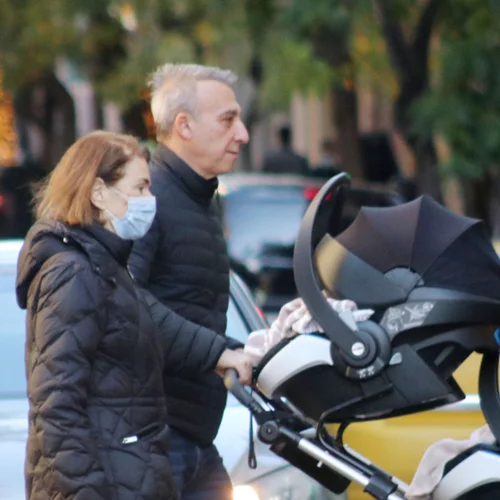 Μίνως Μάτσας | Βόλτα με τα δίδυμα παιδιά του στην Αθήνα, χωρίς την Όλγα Κεφαλογιάννη