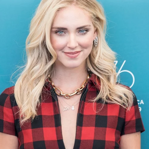 Η Chiara Ferragni σου δείχνει ένα πανεύκολο χτένισμα για κάθε μέρα