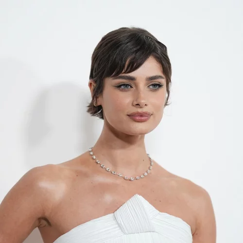 Υγρό shimmer: Η λάμψη που χρειάζεται η επιδερμίδα σου αυτή την περίοδο