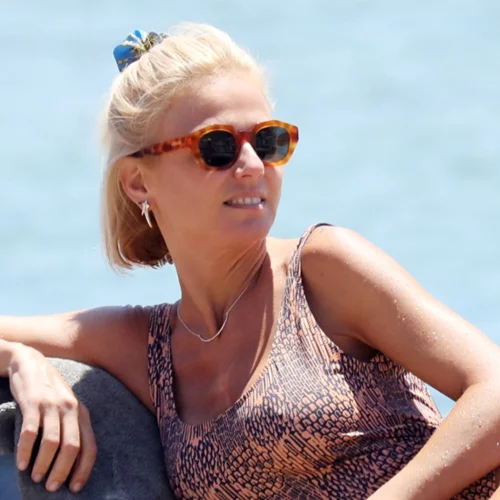 Η Χριστίνα Κοντοβά σού δείχνει πως να φορέσεις το παρεό σαν φούστα και φόρεμα