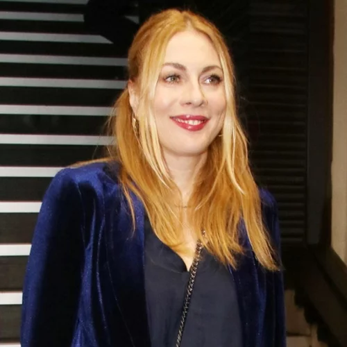 Σκέφτεσαι να αγοράσεις νέο τζιν; Η Σμαράγδα Καρύδη φόρεσε το must παντελόνι του χειμώνα