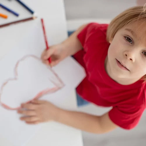 "Bullying στα 3 του επειδή του αρέσουν οι καρδούλες;" Η απάντηση ενός μπαμπά όταν ο γιος του δέχθηκε ομοφοβικό σχόλιο από παιδάκι 5 ετών