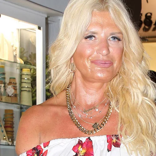 Μαρίνα Σταυράκη | Απαθανατίζει την γεμάτη λουλούδια είσοδο της μεζονέτας της