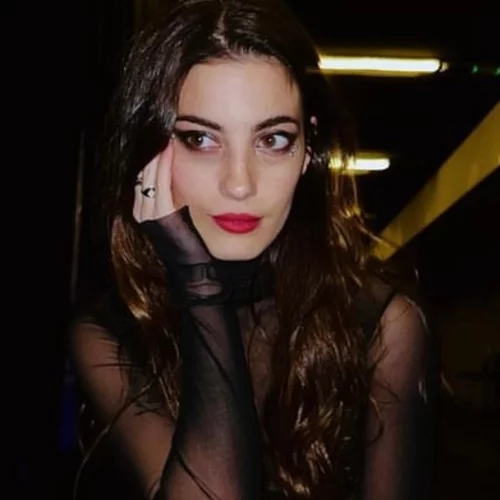 Η Ντένια Ψυλλιά μιλά στο Missbloom για την υποκριτική, τη νέα παράσταση που συμμετέχει και το ταξίδι των ονείρων της