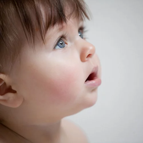 Γιατί το μωρό έχει κόκκινα μάγουλα; Οι πιθανές αιτίες και πότε να ανησυχήσεις
