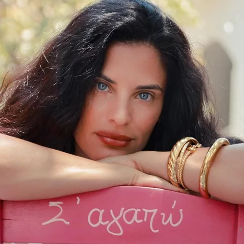 Η Χριστίνα Μπόμπα χορεύει σε νησιώτικο πανηγύρι | "Αχ Νάξο με τα ωραία σου"