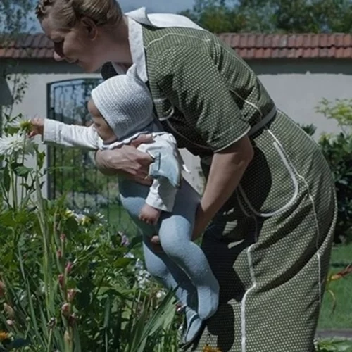 Το κορίτσι που έλαμπε στη "Ζώνη Ενδιαφέροντος" αφήνοντας κρυφά φαγητό στους κρατούμενους του Άουσβιτς είναι πραγματικό πρόσωπο